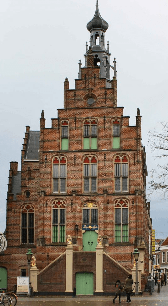 Monteur die dakgoot schoonmaakt met stofzuiger