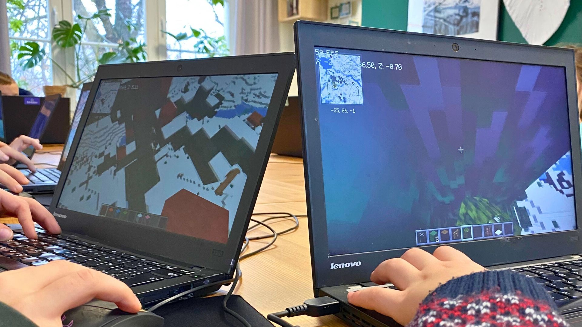 dzieci grające w Minecraft na warsztatach Edukulum