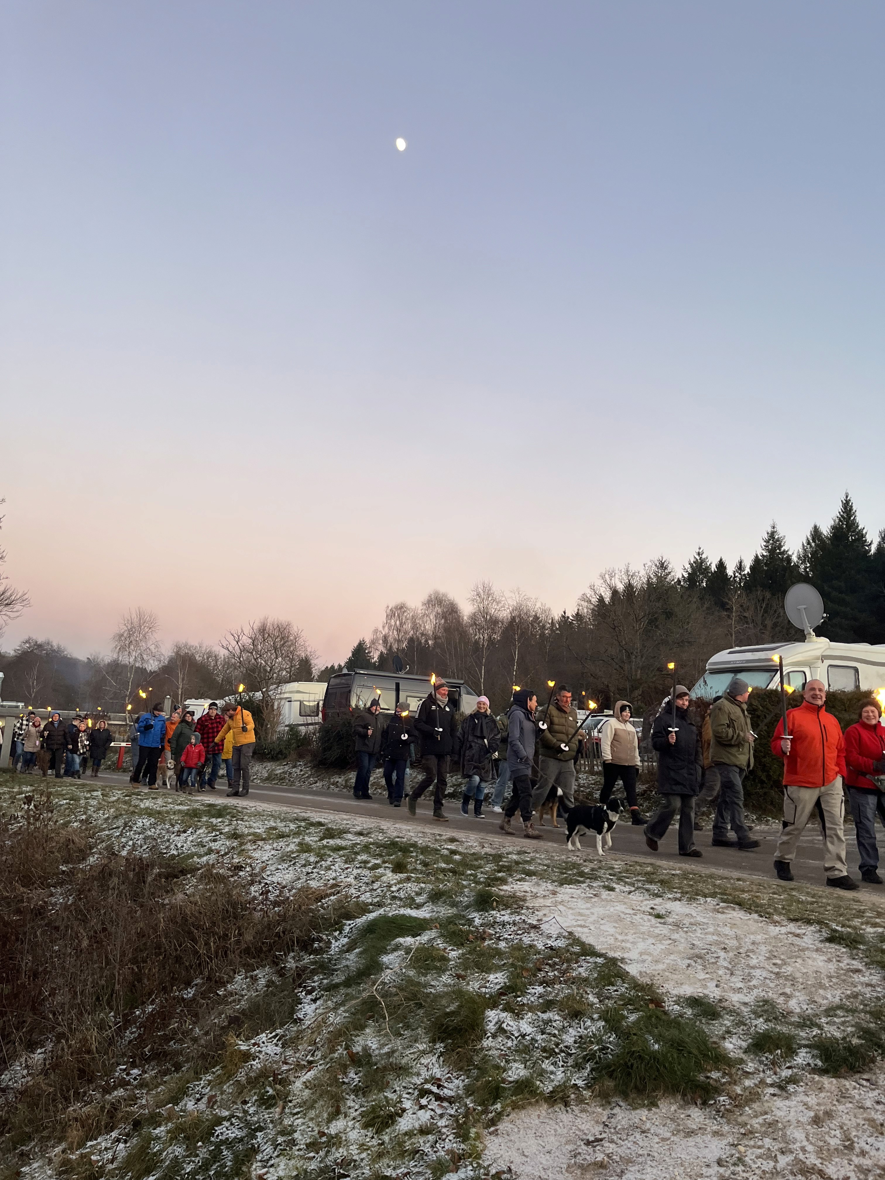 Gemeinsam spazieren wir mit Pechfackel über den Campingplatz