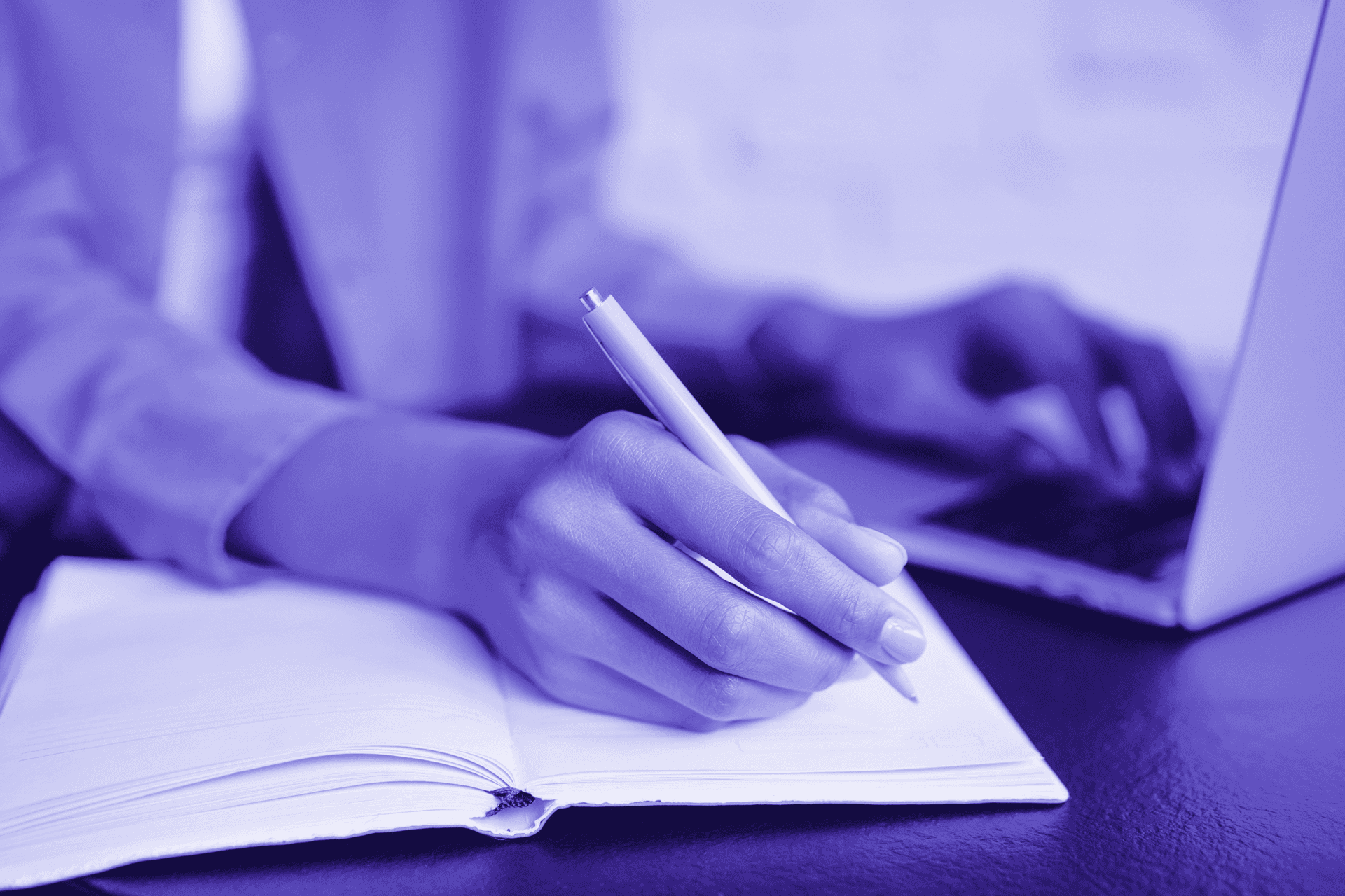Imagem, em tons de roxo, de uma mulher escrevendo em um caderno pequeno.