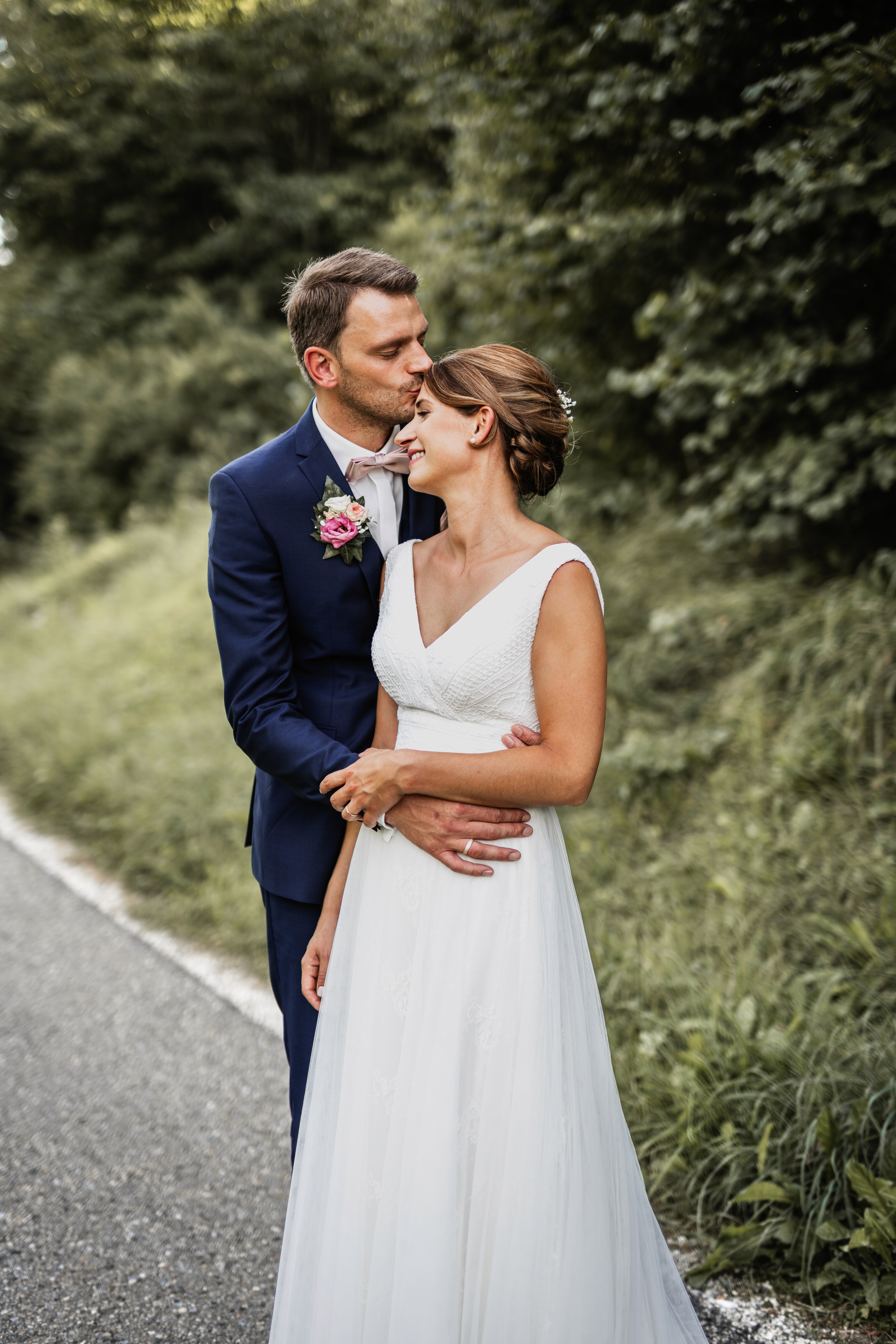 12. Brautpaar im Grünen umarmt sich – natürliche Outdoor-Hochzeitsfotografie