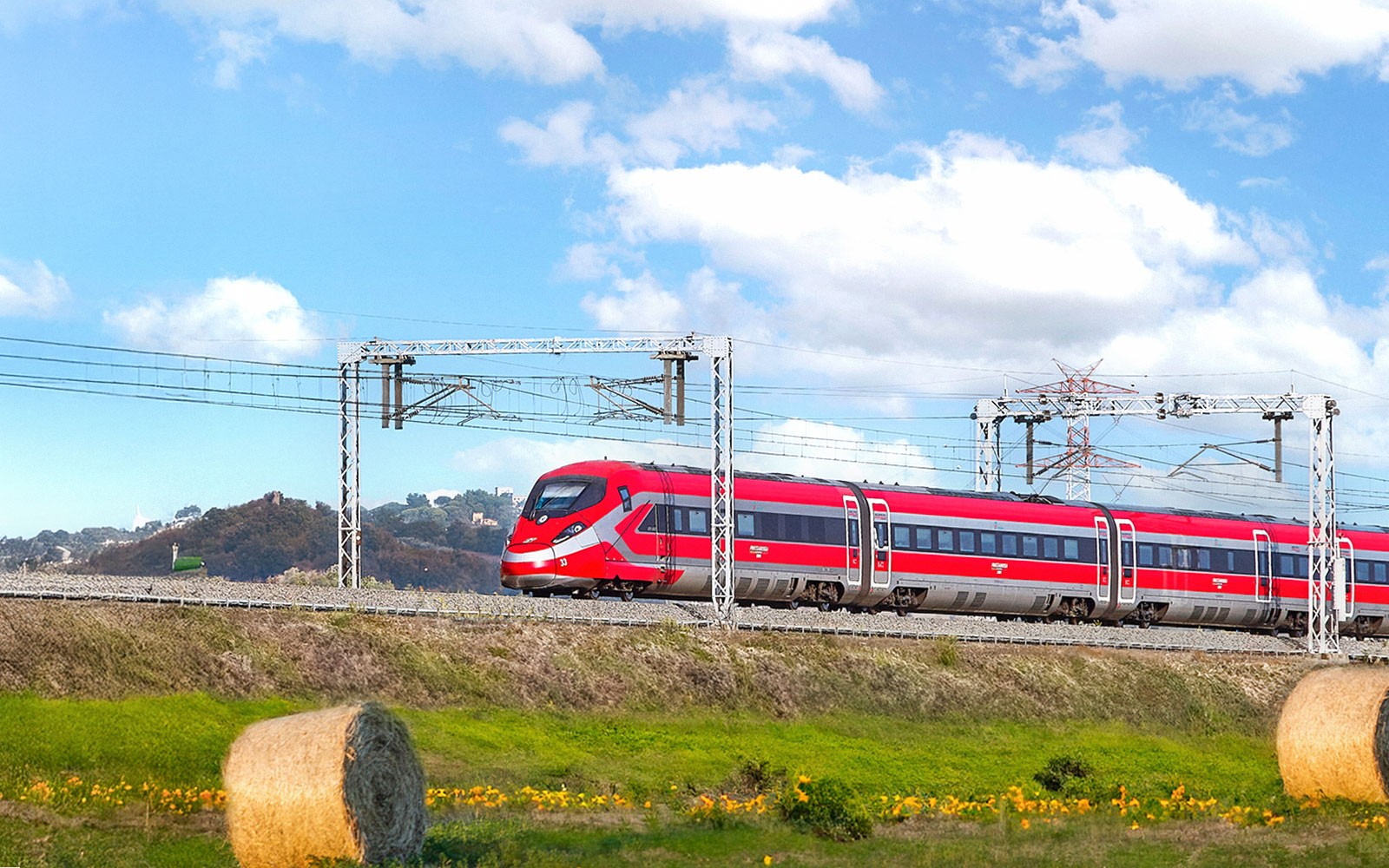 Kereta cepat Trenitalia melintasi pedesaan Italia.