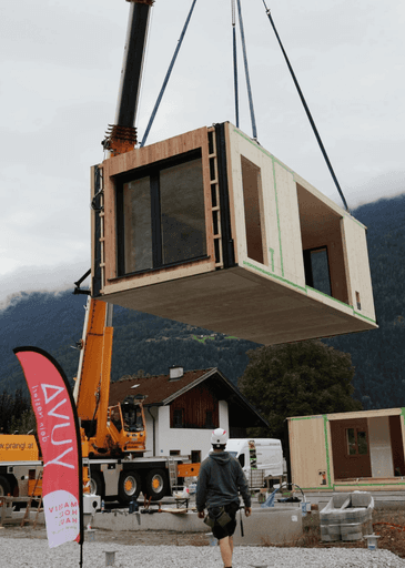 Modulhaus schwebt über der Baustelle