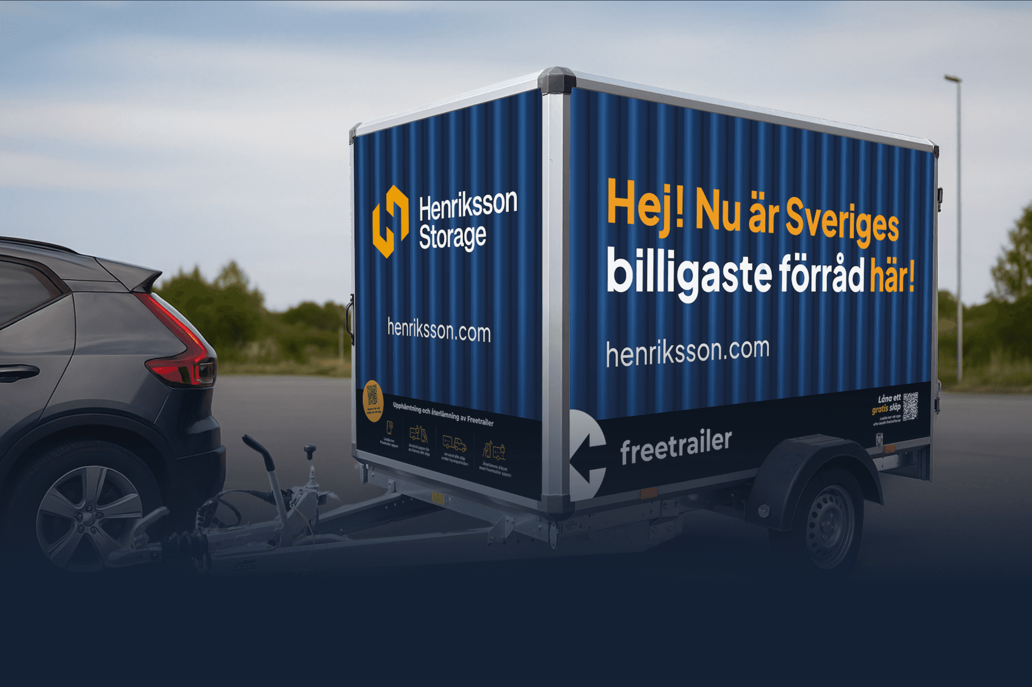 Gång mellan vita och blå containerförråd utomhus under blå himmel