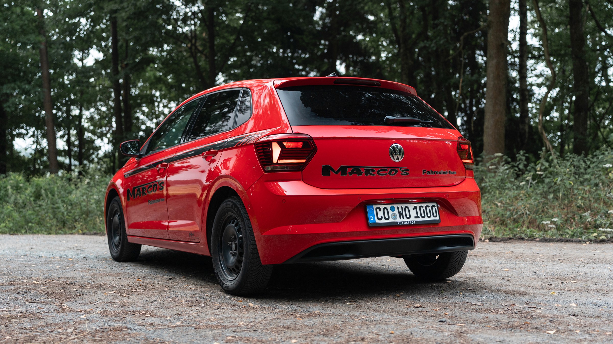 VW Polo Seitenansicht – kompaktes Schulfahrzeug für sichere Fahrstunden in Klasse B.