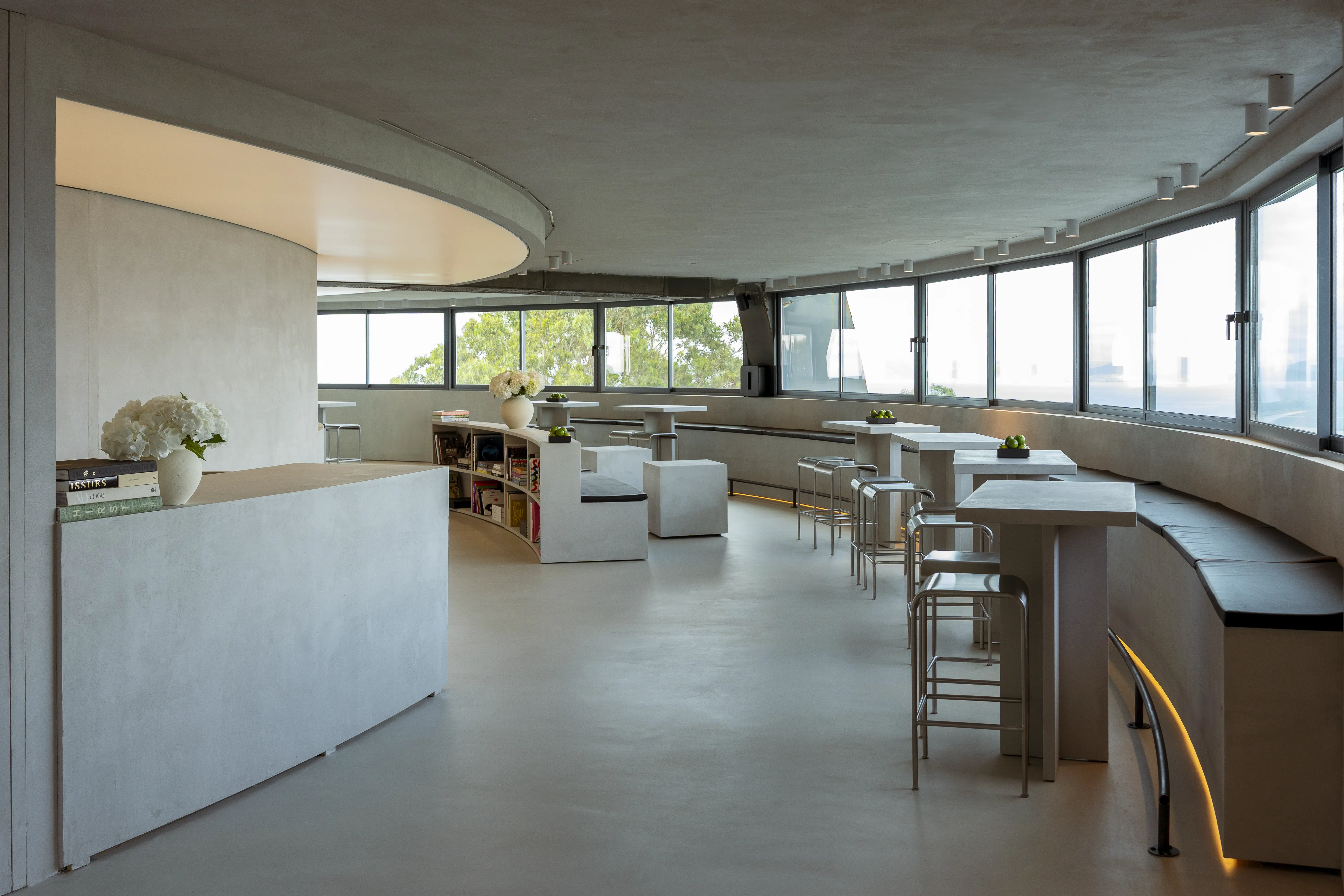 Interior cafeteria de la cupula en tonos pastel y con grandes ventanales