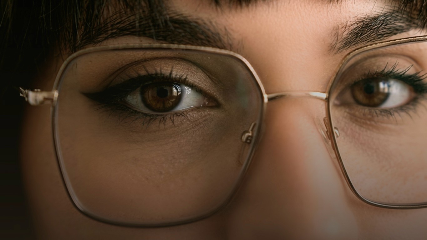 Portrait de la directrice artistique de Tartelette Concept à Toulouse. Graphiste freelance spécialisée en branding stratégique et identité visuelle.