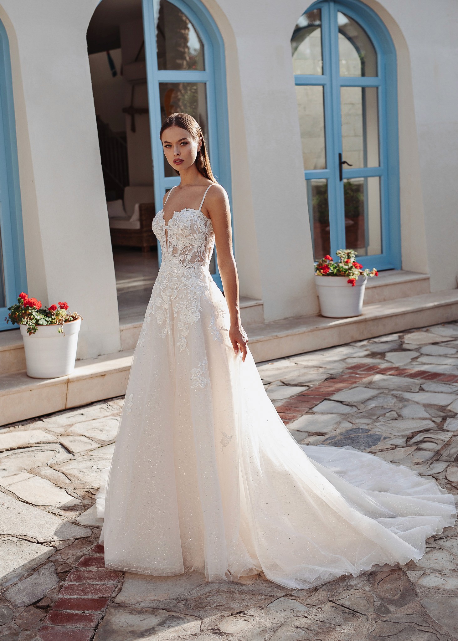 Brautkleid Sale Kollektion mit Corsage und Schleppe