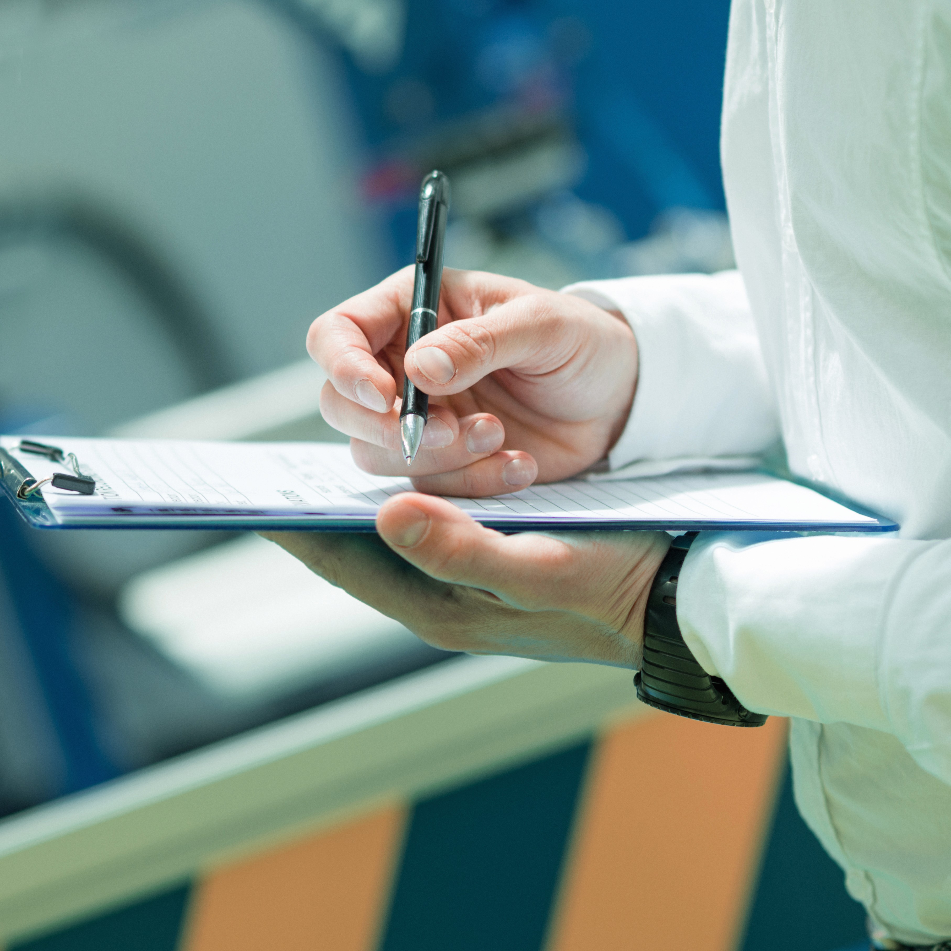 Finger tippt auf Tablet, verbunden mit Vorhängeschloss-Symbolen – Netzwerk‑Sicherheit