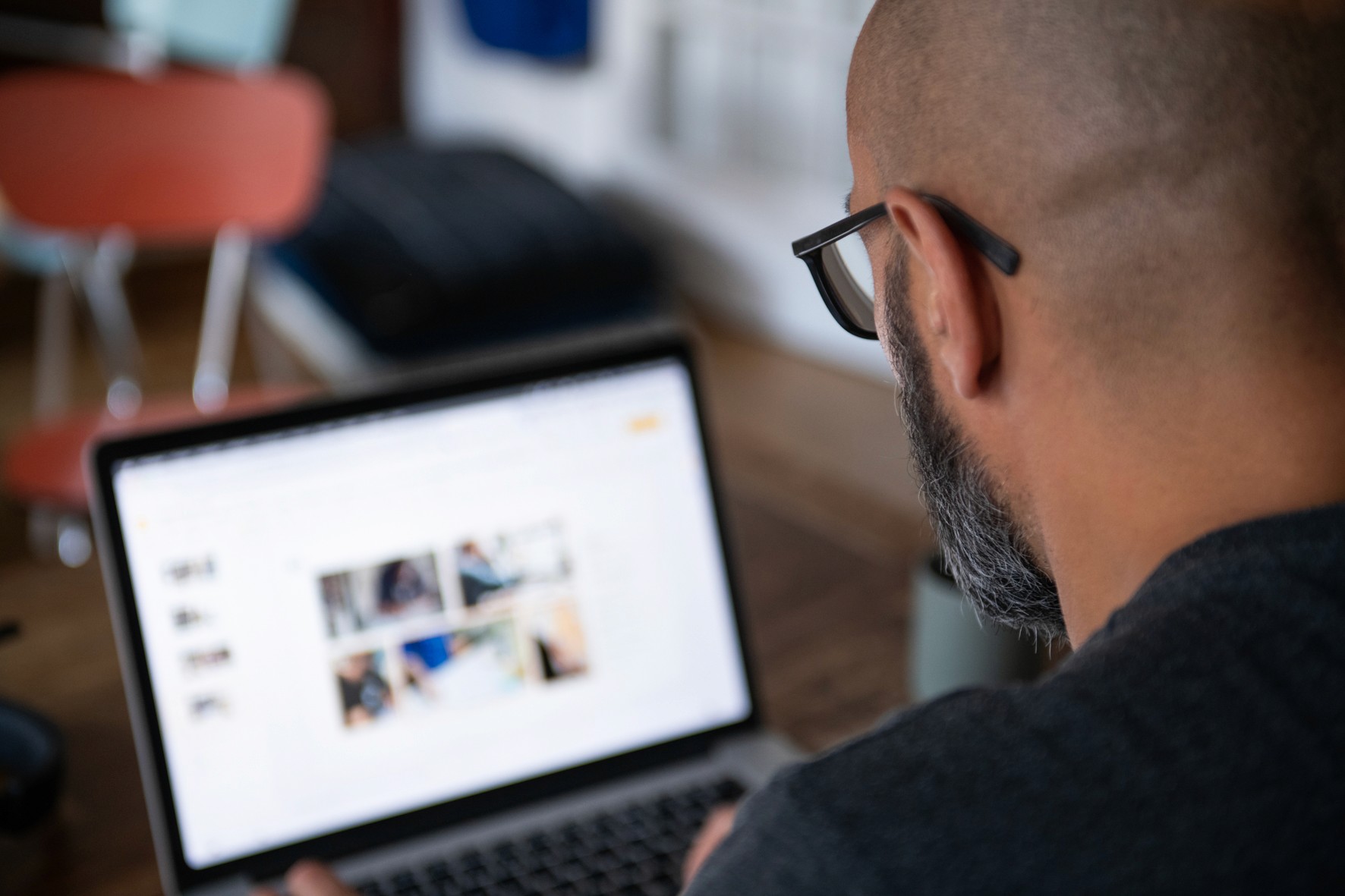 Florent Chaumy, designer d’expériences digitales (UX/UI), en session de co-création pour concevoir des interfaces intuitives et performantes.