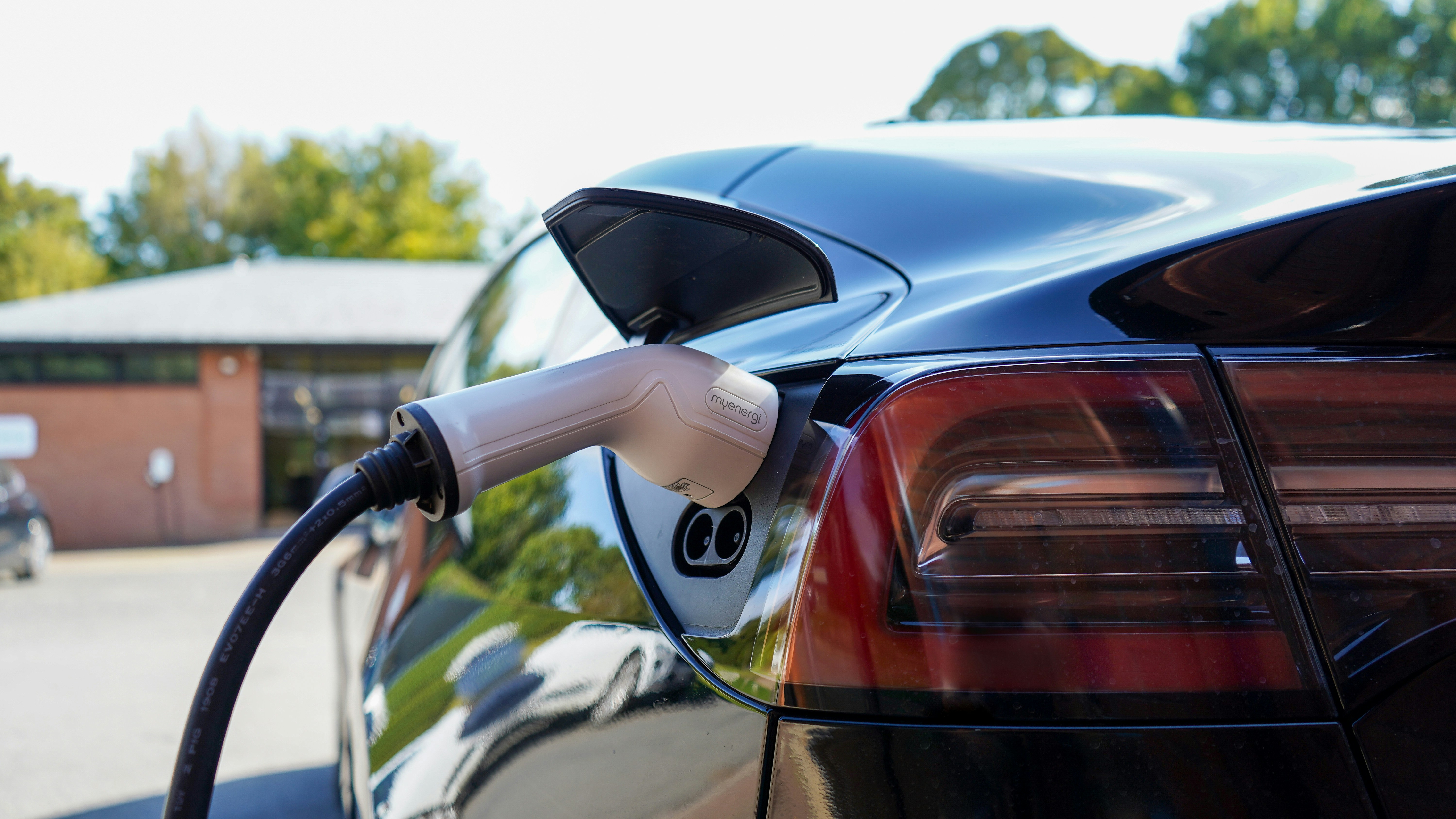 Elektrische auto aan de laadpaal
