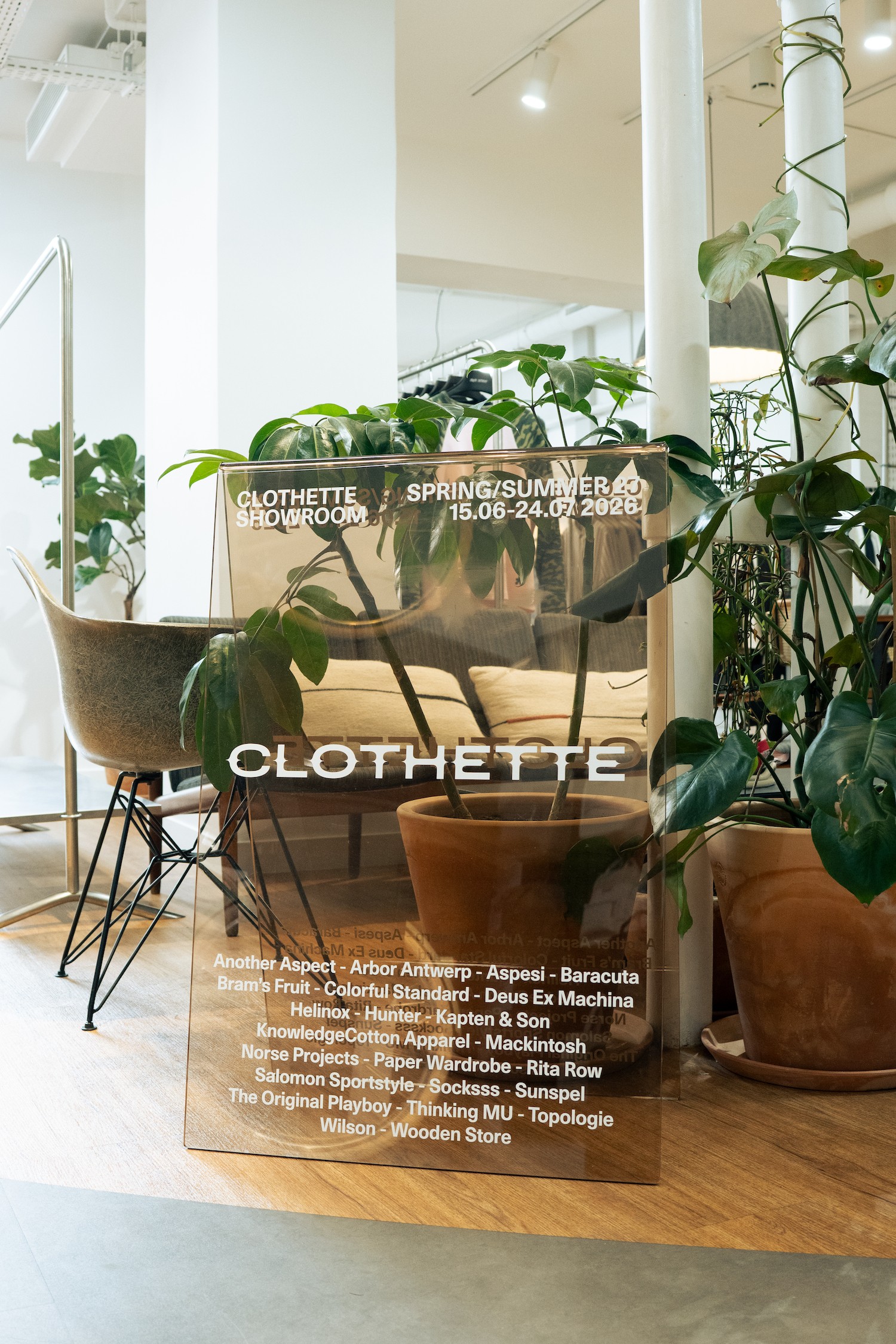 Un panneau avec les marques représentées par l'agence Clothette