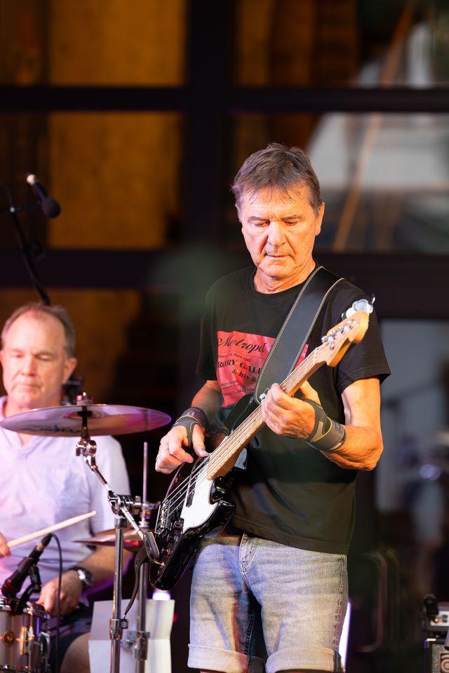 Bassist und Schlagzeuger beim Konzert – Foto: Marina Senn