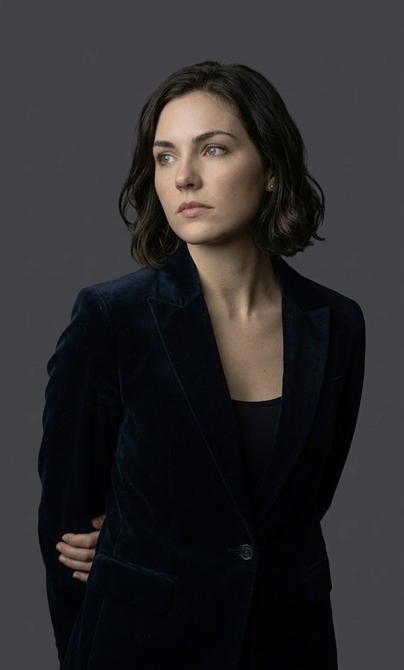 man in black crew neck shirt