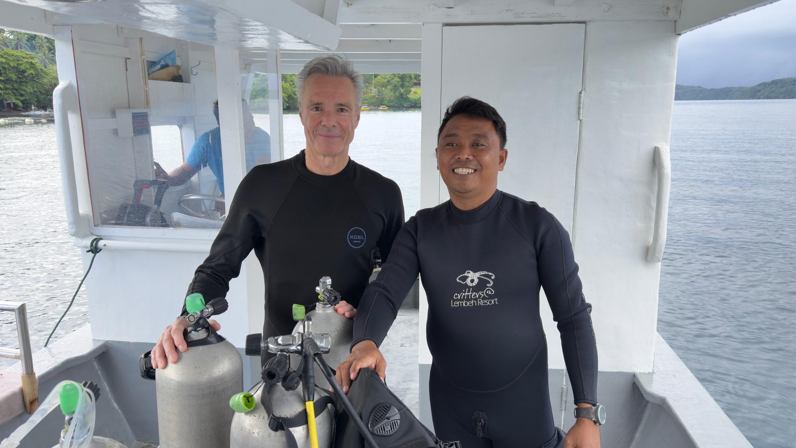 Hannes Jaenicke kniet mit einem Wildhüter vor einem bedrohten Breitmaulnashorn – Engagement für den Schutz afrikanischer Wildtiere.