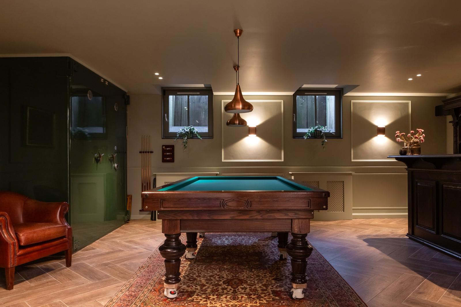 biljard en bar mancave in kelder schuurwoning