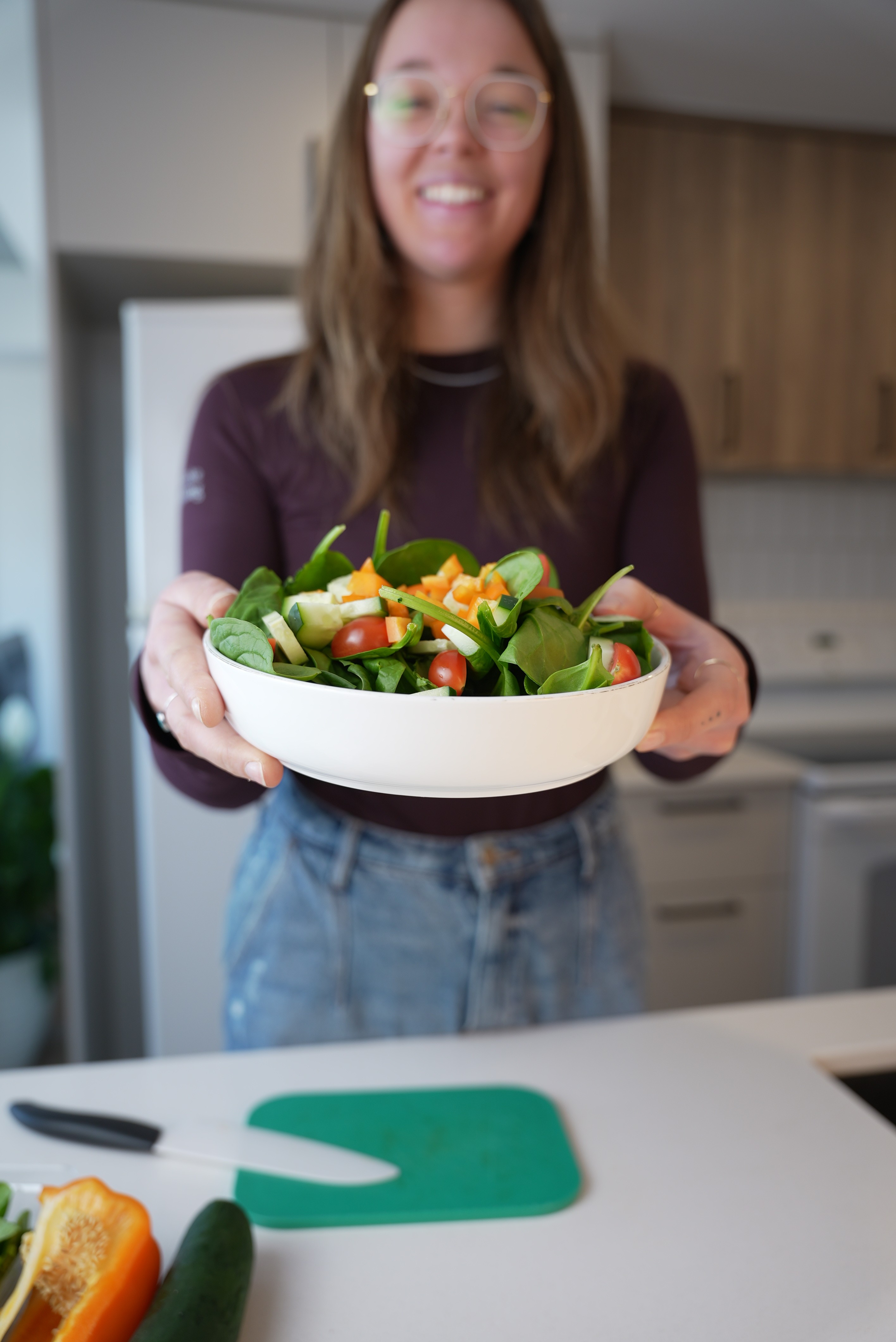 Camille Landry nutritionniste-diététiste Progrès-Fit tenant un bol de salade fraîche pour illustrer une alimentation saine sans privation