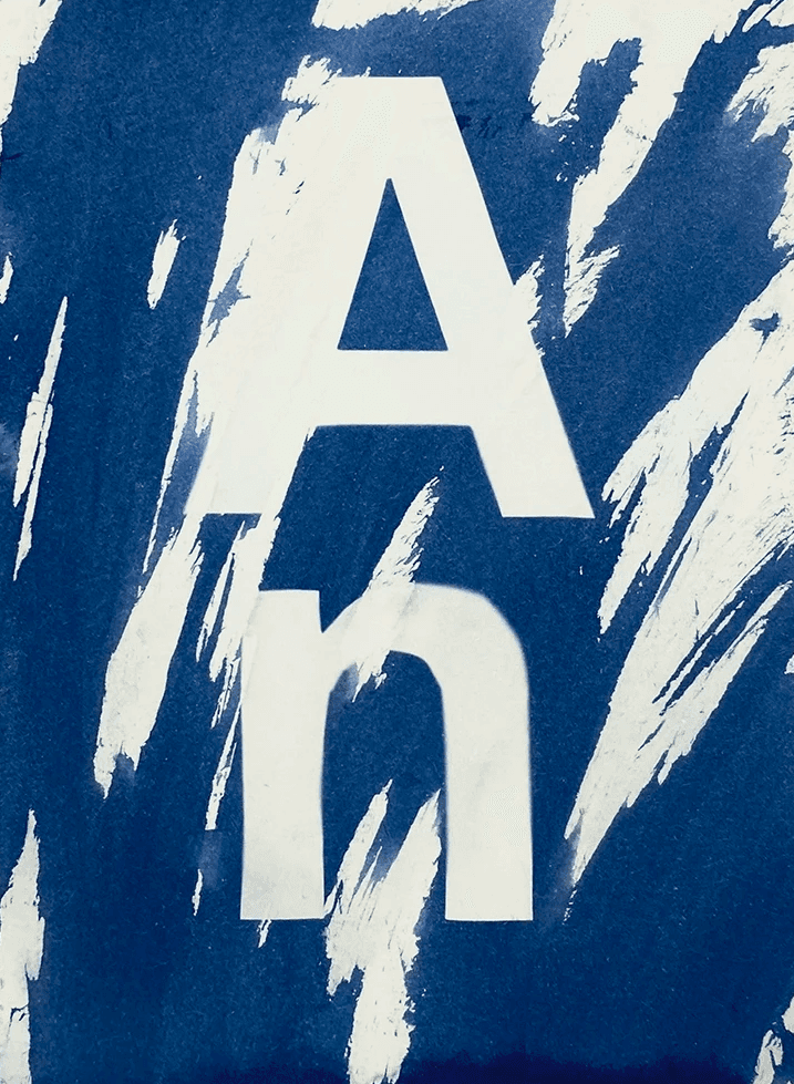 Serie von analogen Blaudrucken auf Aquarellpapier, Designprojekt zur Untersuchung von Unschärfe und Kontrast in der Cyanotypie.