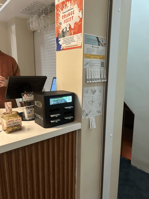 Foto van een Mini Powerbank hub voor een kassa