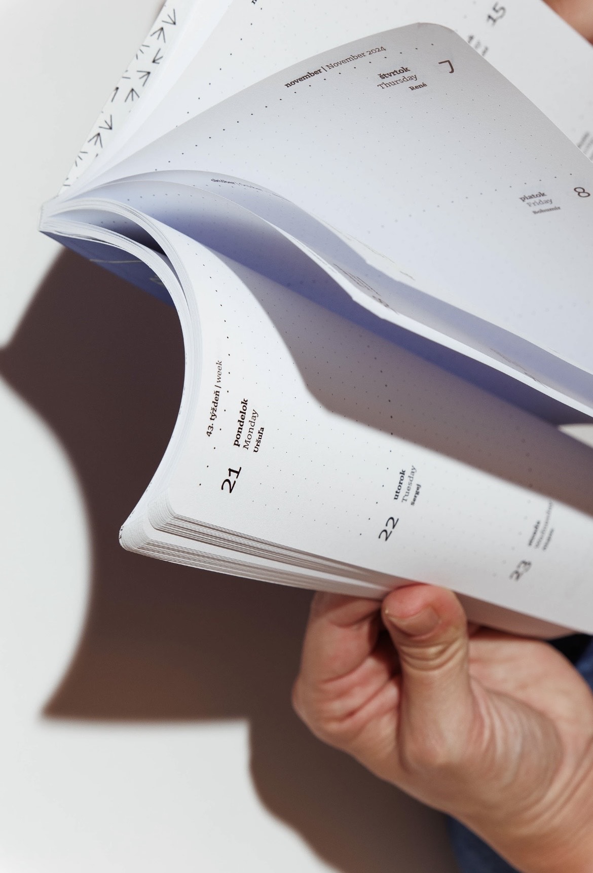 Pages intérieures de l’agenda 'Contemporary Souvenir'. Design éditorial minimaliste avec une mise en page graphique et épurée.