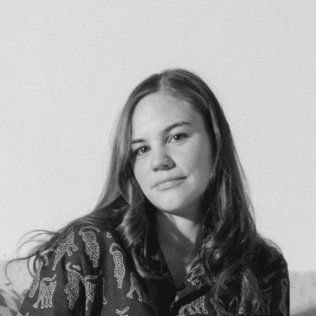 a person with the hands on the chin