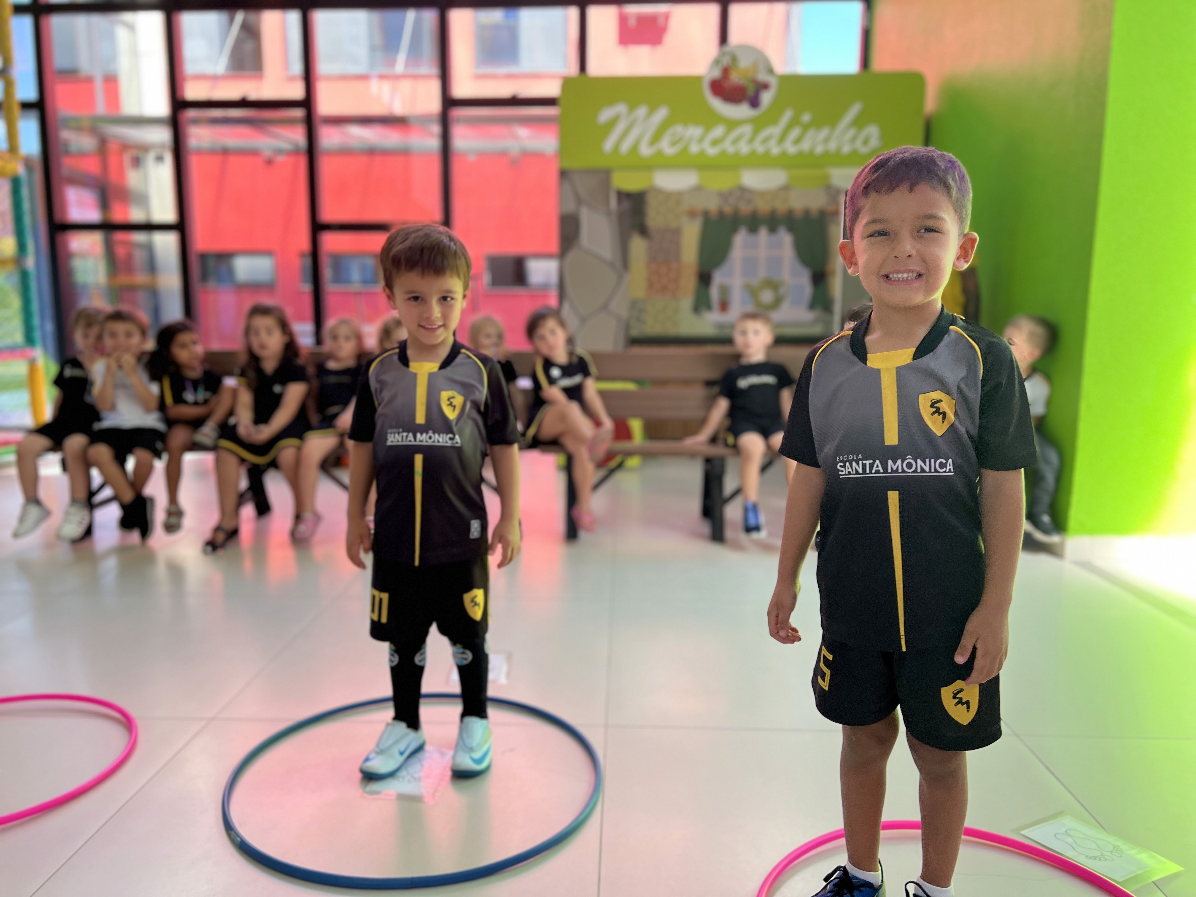 Alunos do Jardim II da Escola Santa Mônica participam de atividade do projeto Astroalfa explorando a letra A.