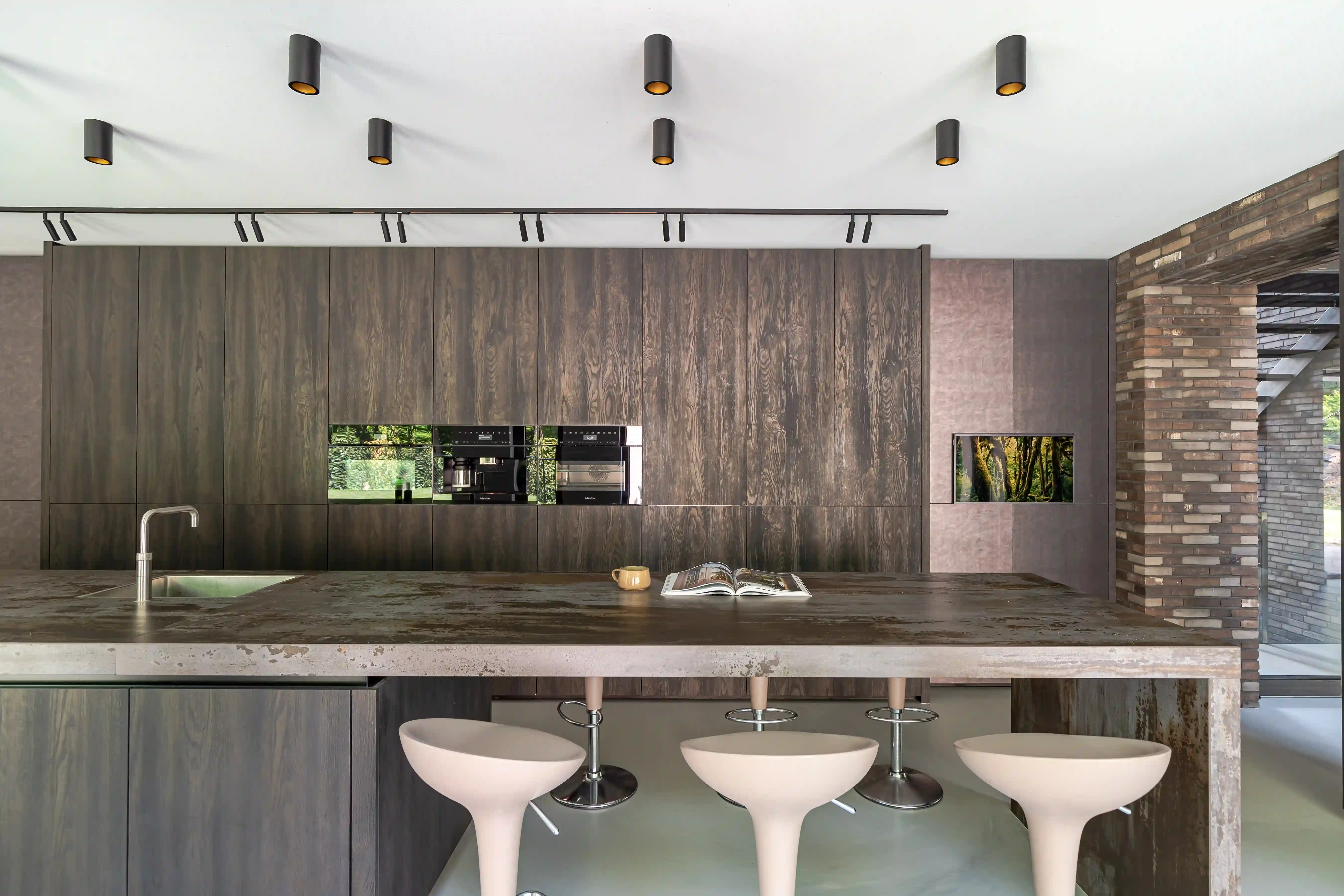 keukeneiland met stoelen