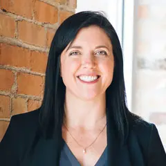 Fotografía de una mujer de mediana edad con vestimenta profesional y expresión de liderazgo; representa el perfil de una 'User Persona' ejecutiva, orientada a la toma de decisiones estratégicas y gestión de proyectos.