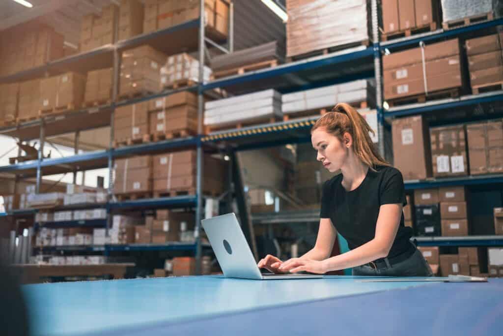 Frau arbeitet am Laptop an Lageroptimierung