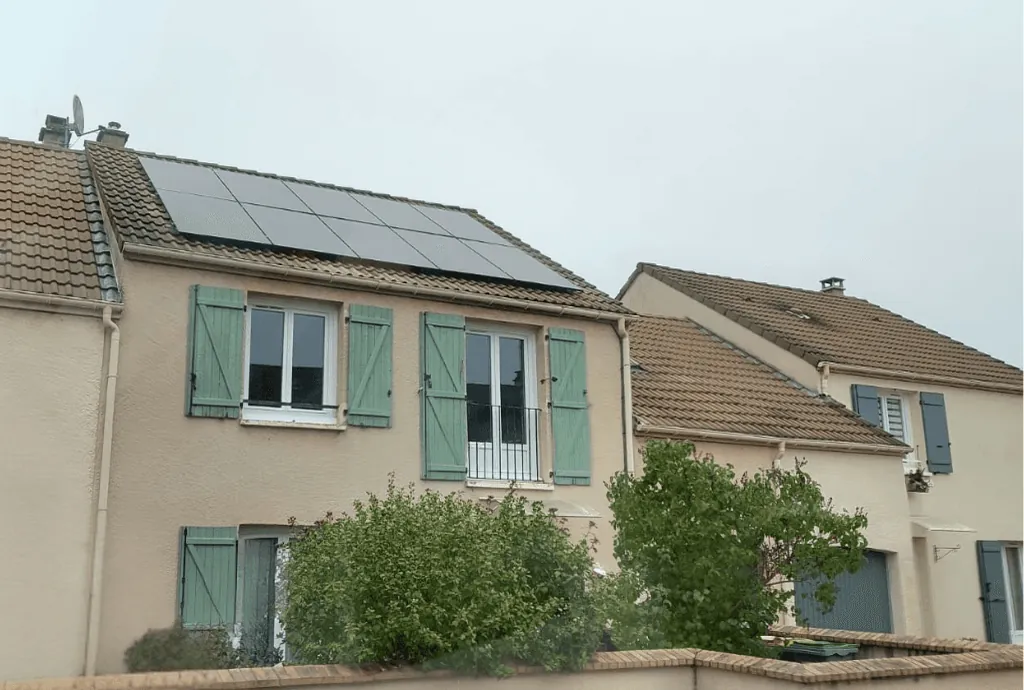 Photo du toit d'une maison en Ile-de-France équipée de panneaux solaires dont l'installation a été faite par Solarock. 