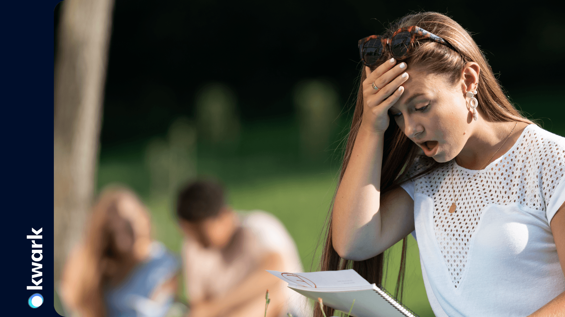 Étudiante déçue lisant la note rouge sur sa copie en extérieur — feedback aux apprenants