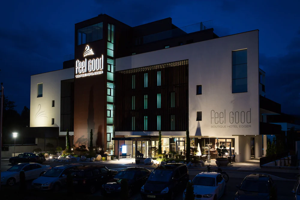 feel good Resort Night