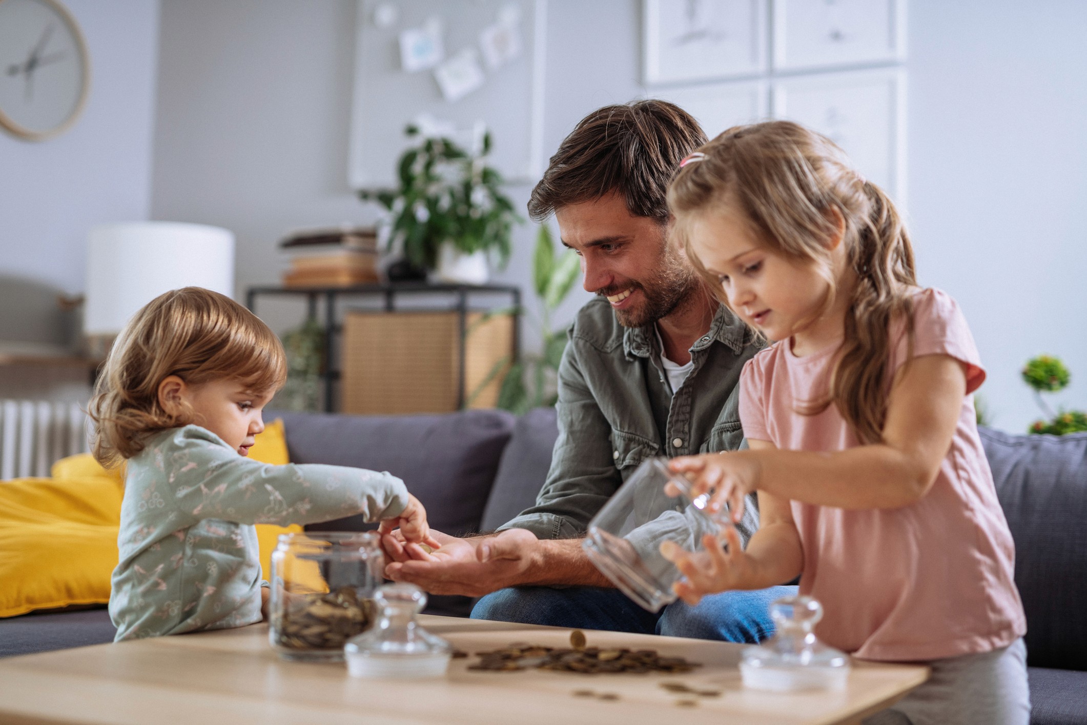 Vater spielt mit Kindern