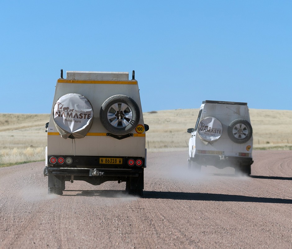 Coches de Namaste recorriendo NamibiaPhoto Tours