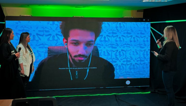 Toni Bitencourt em chamada de vídeo com a equipe Sicredi Liberdade ao vivo