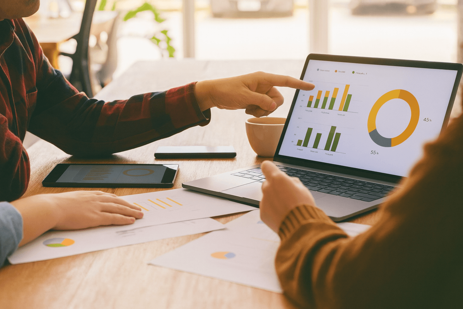 L'image montre un tableau interactif de données analytiques. Suivez le CTR, le CPC et le ROAS pour affiner vos campagnes PPC et maximiser le ROI.