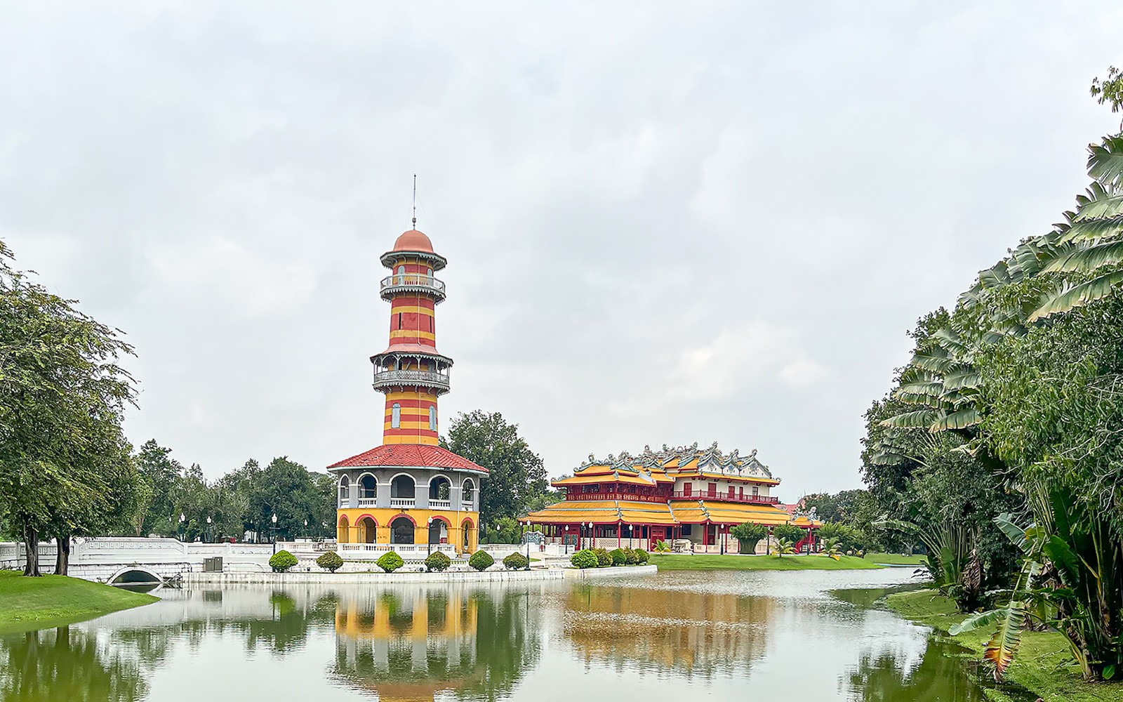 Ho Withun Thasana-tårnet og Wehart Chamrun-paladset i Bang Pa-In, Ayutthaya, omgivet af frodige haver.