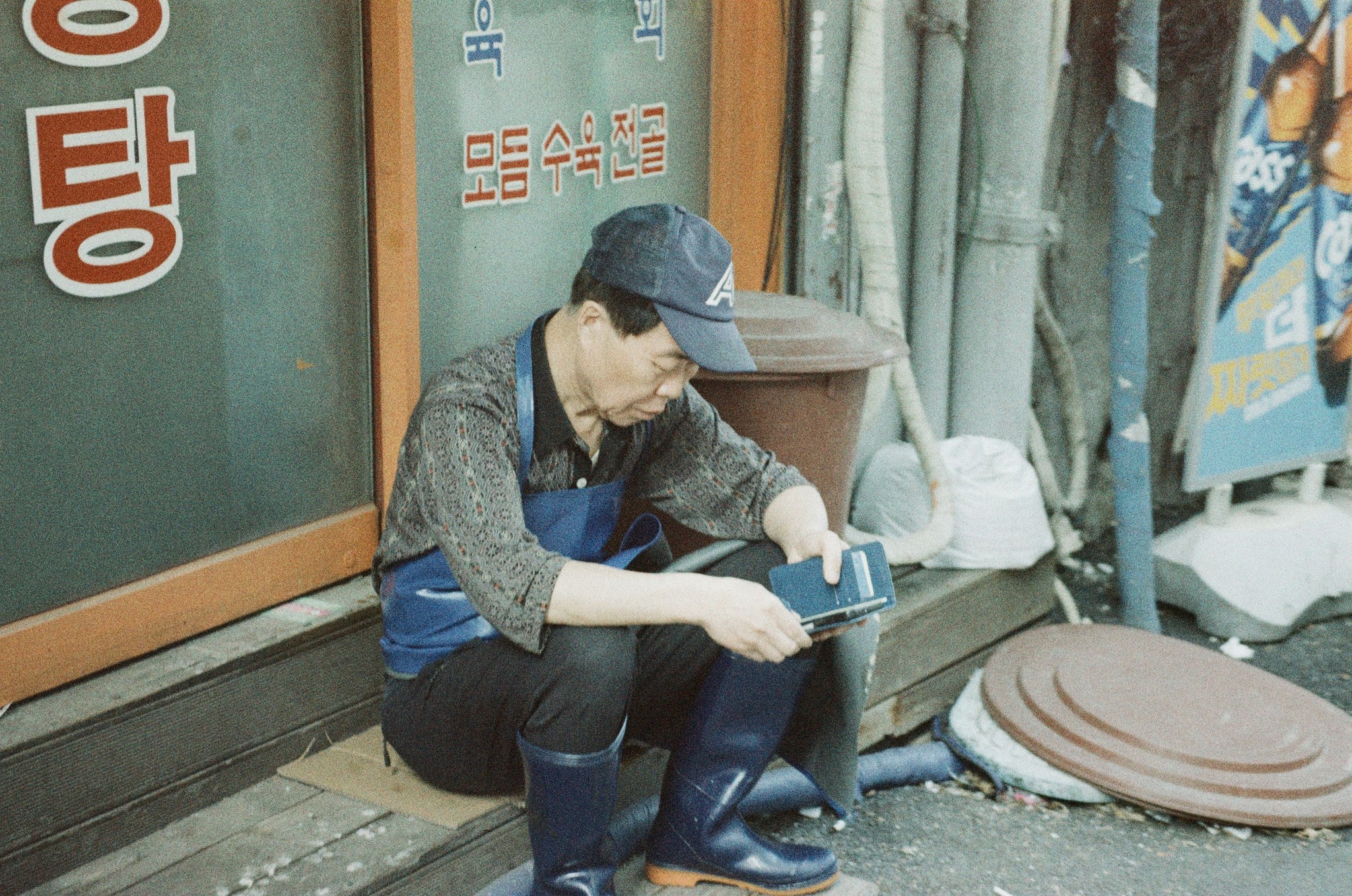 Argentique, canon, Korea, photo, homme, téléphone, assis 