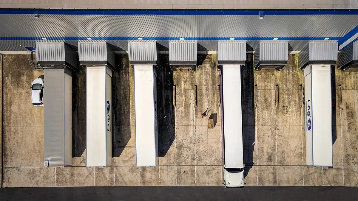 Aire de chargement camions et quais de livraison en zone industrielle — Anteale | Yann Manac’h, photographe pro Lille Nord