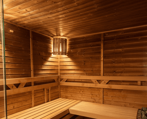 Finská sauna ve Fitness Milovice s dřevěným interiérem a lavicemi pro klidnou regeneraci.