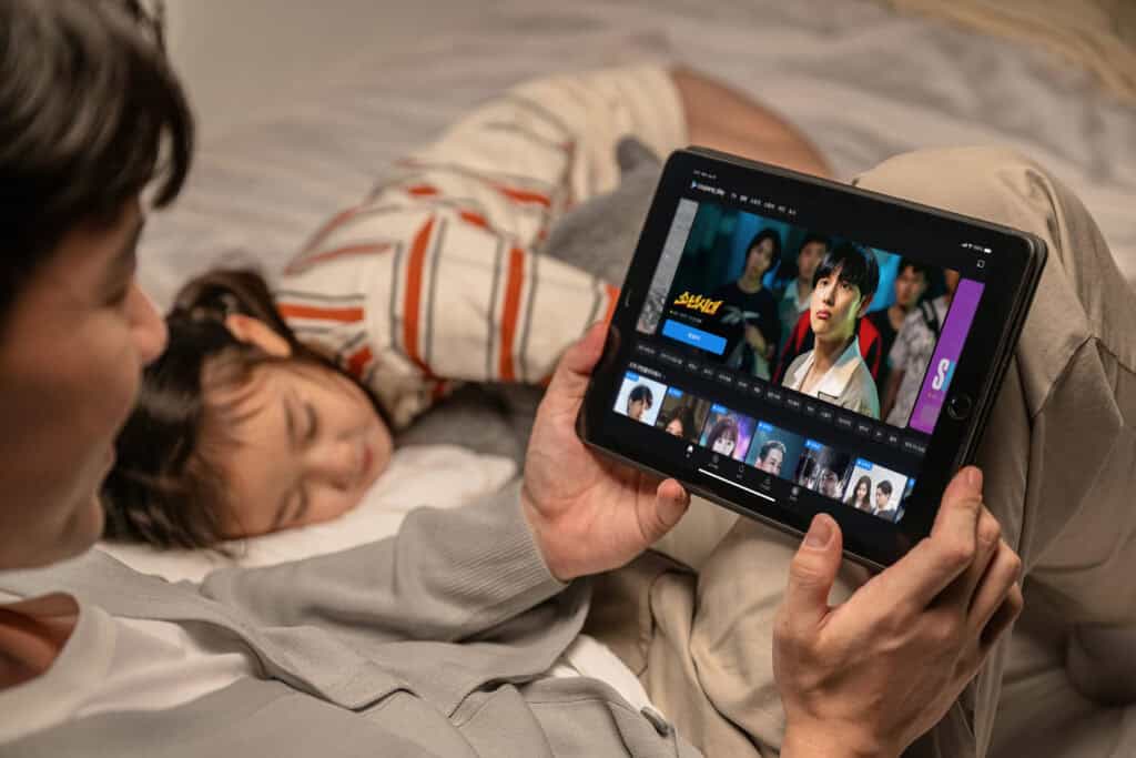 Người phụ nữ cầm iPad xem các chương trình Coupang Play của Coupang Hàn Quốc