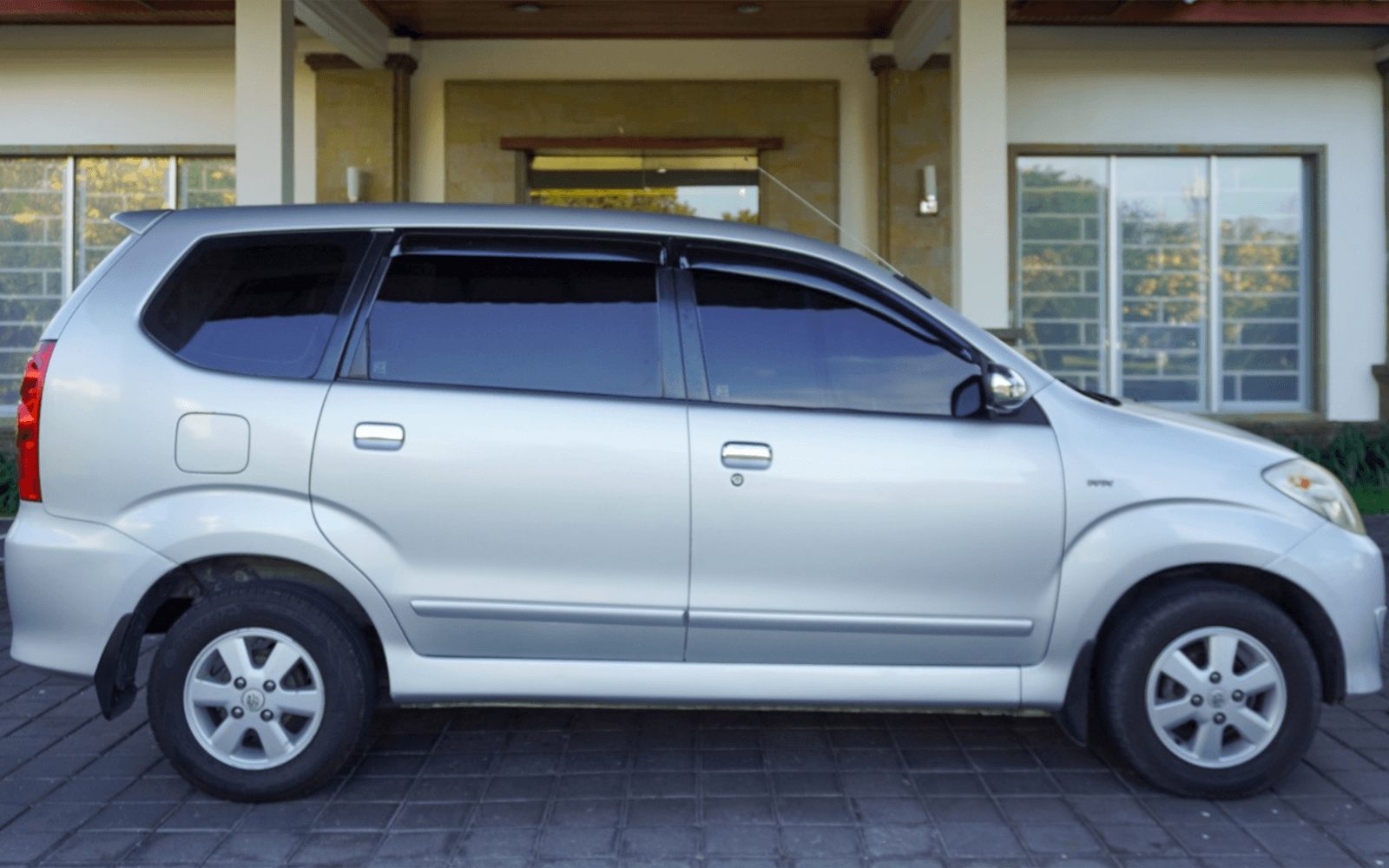 הסעה משותפת מנמל התעופה הבינלאומי של באלי עם נוסעים עולים לרכב.