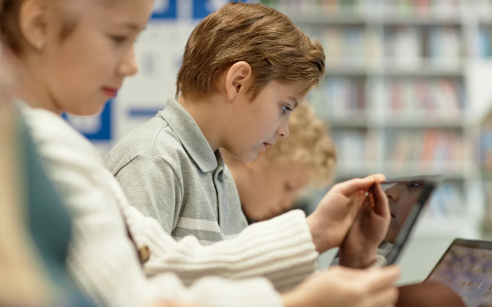 Jugendliche arbeiten konzentriert mit Tablets