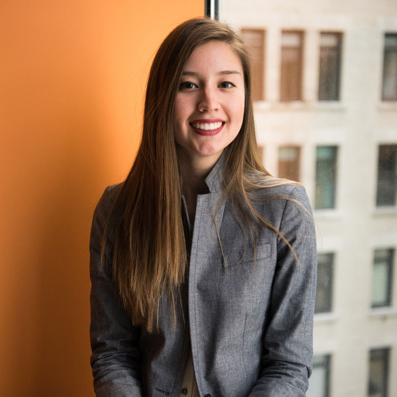 Fotografía de una mujer joven con vestimenta profesional formal; representa el perfil de una 'User Persona' en el área de nutrición y salud, proyectando una imagen de confianza y conocimiento especializado para el estudio de usuario.