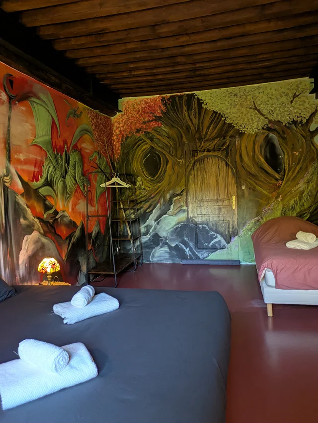 Fresque peinte à la main dans la chambre Fantaisie "La Forêt de Tuilwyn" du gîte La Tuilerie du Cinéaste
