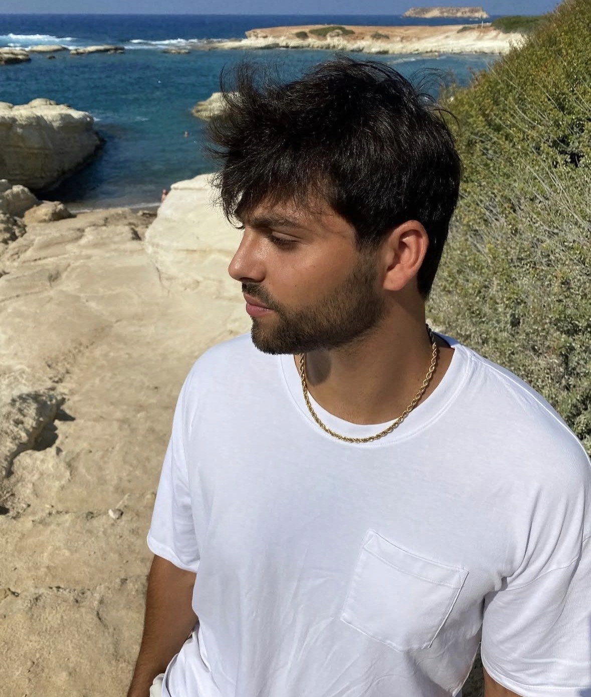 man in black crew neck shirt