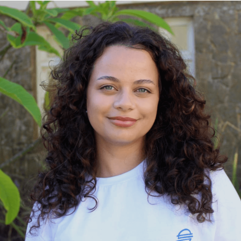 Foto de Clark Silva de perfil, com os olhos fechados. Ele tem óculos redondos, pele clara e cabelos escuros