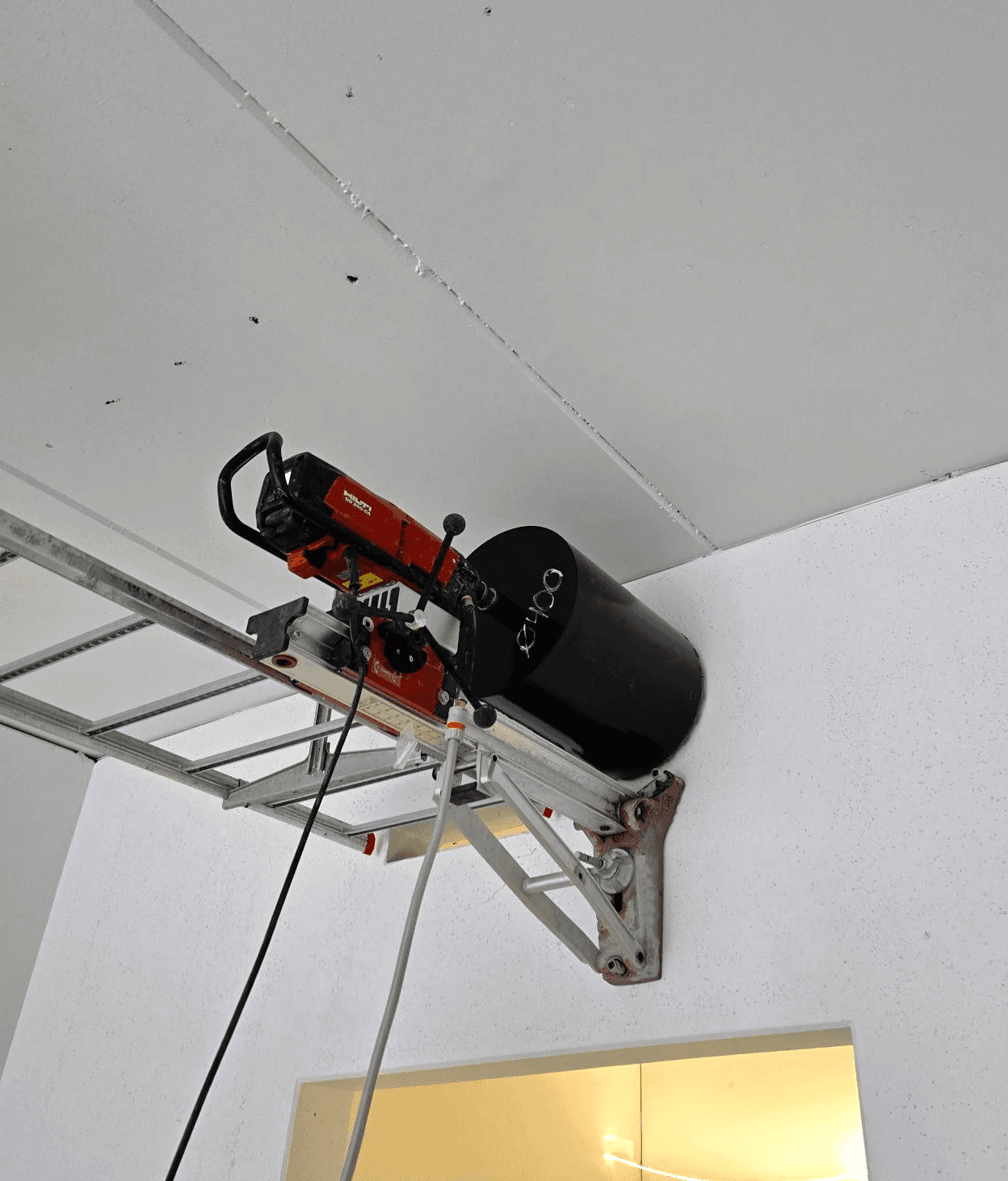 Kjerneboring i vegg inne.