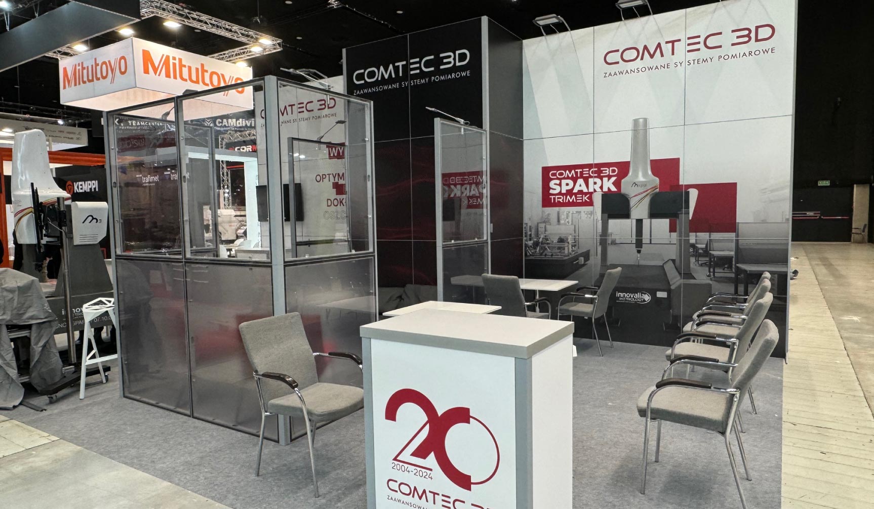 Realizacja stoiska targowego Comtec 3D – projekt przestrzeni wystawienniczej z ladą i ściankami systemowymi.