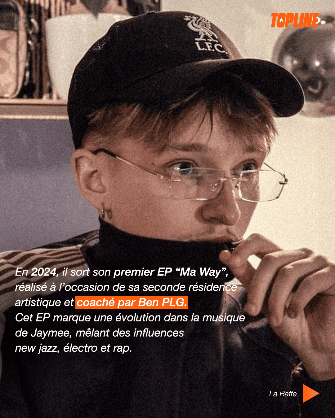 Exemple de post pour les réseaux sociaux du média TopLine, mettant en vedette le rappeur Leto pour une publication titrée 'SES MEILLEURS FEATURING'. Le visuel est un portrait rapproché de l'artiste Leto, les mains près de sa tête, portant des lunettes de soleil rondes, un pull à motif écossais et une montre blanche. Le titre est en typographie percutante blanche et orange vif. Le nom de l'artiste ('Leto') et le sujet sont clairement mis en avant. Le bas du post mentionne d'autres artistes (Ninho, Guy de Bezbar). Ce post est une illustration de la stratégie de contenu social de Nux-Studio, spécialisée dans la création de graphismes impactants pour l'actualité du rap français et la promotion d'artistes.
